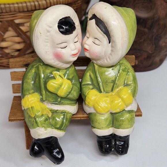 Vtg Salt Pepper Shakers Set Kissing Eskimo Couple Bench Sitters Asian 70s Green - Picture 3 of 11